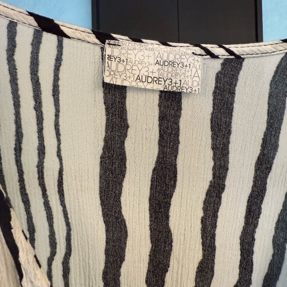 Retro pattern romper. - Picture 3 of 3